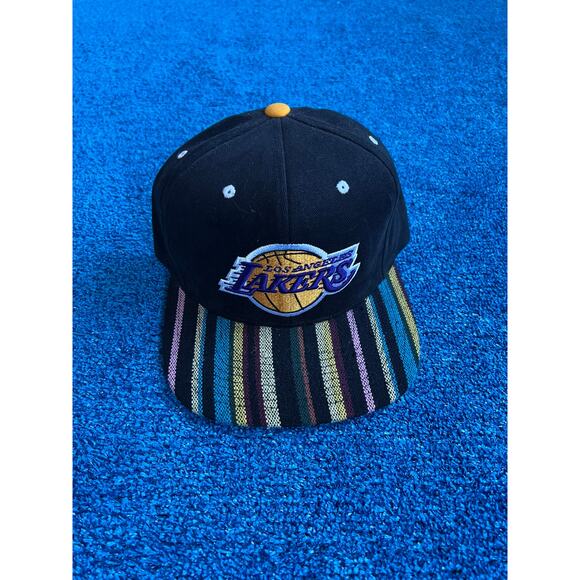 Los Angeles Lakers Striped brim Mitchell & Ness snapback hat - Picture 1 of 2